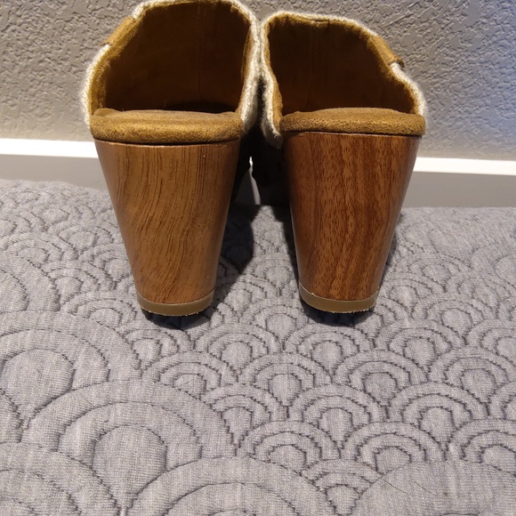 Style&Co. Clogs women's size 6.5 tan suede with sweater detail. - Picture 8 of 9